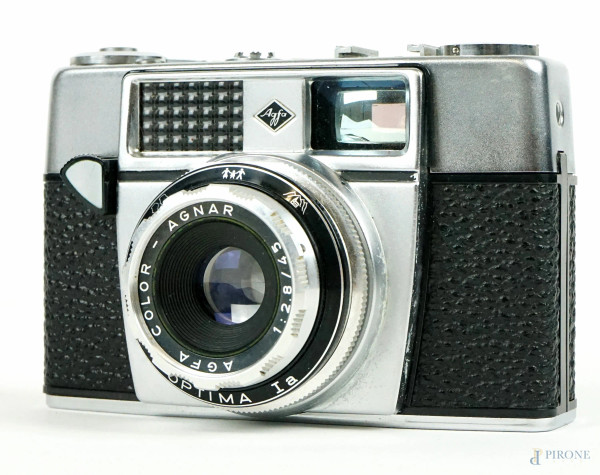 AGFA, macchina fotografica vintage, cm 9x13, entro custodia a tracolla in cuoio, (difetti sulla tracolla).