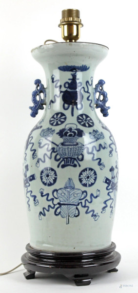 Vaso cinese in porcellana bianca e blu, trasformato in lampada, poggiante su base in legno, XX secolo, alt. cm 51