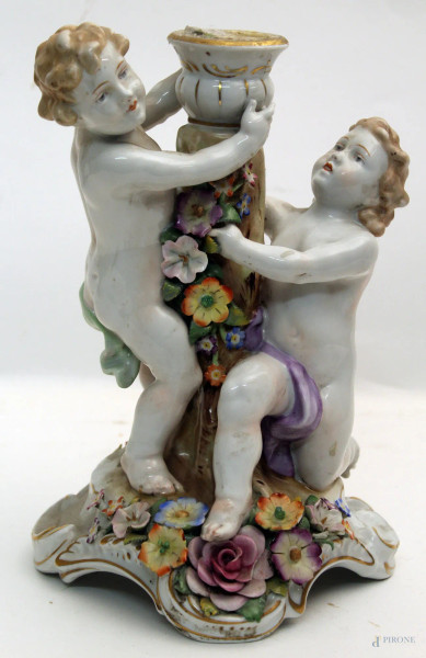 Gruppo in porcellana Capodimonte, raffigurante putti, H. 27 cm., (difetti).