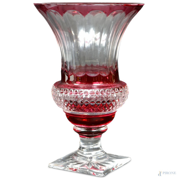 Vaso in cristallo controtagliato color rosso rubino, Fabergè Imperial collection, XX secolo, cm h 25, entro scatola originale, (difetti)