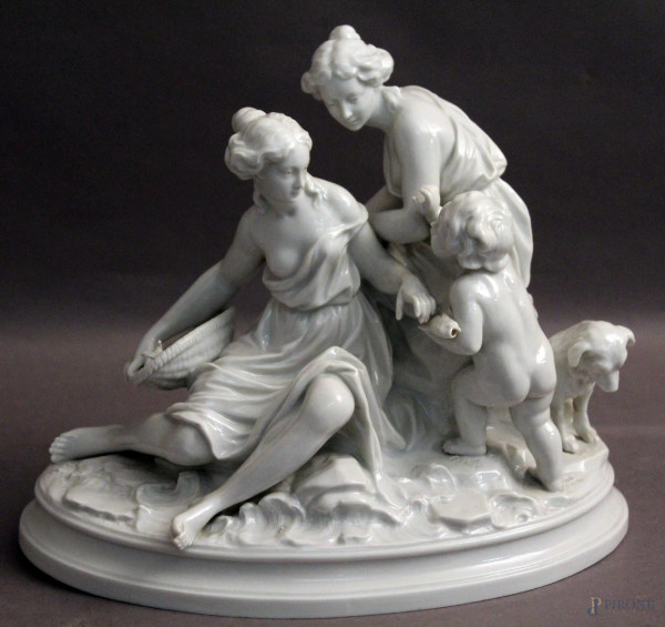 Gruppo in porcellana bianca marcato, raffigurante fanciulle con bambino e cane, H 20 cm.
