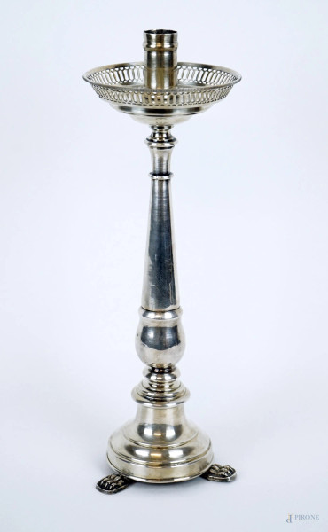 Candeliere in argento  poggiante su tre piedi leonini, cm h 28, prima metà XX secolo.