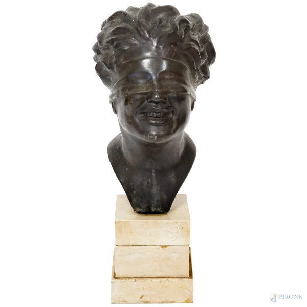 Scultura in metallo brunito rappresentante la dea della Fortuna, base in marmo, XX secolo, altezz...