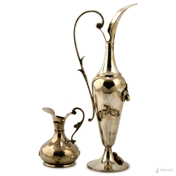 Lotto di due versatoi in argento 800/000, XX secolo, altezza massima cm 30, peso complessivo gr 400