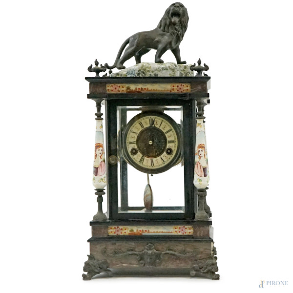 Orologio a tempietto in metallo brunito sormontato da leone ruggente, quadrante circolare a numeri romani, decori a smalti policromi, cm h 52x23x17, (meccanismo da revisionare)