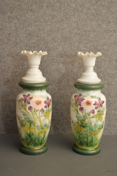 Coppia vasi dell'800 in opalina a decoro policromo floreale, Francia XIX sec, h.34 cm.