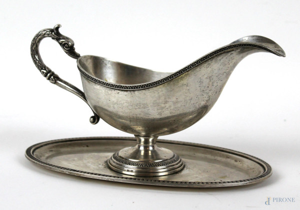 Salsiera in argento su piatto ovale, particolari cesellati, presa a collo di cigno, cm h 12,5, inizi XX secolo, gr.200
