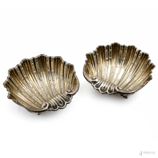 Coppia di antipastiere a guisa di conchiglia in argento 800/000, XX secolo, cm 6x15x15, peso complessivo gr 360