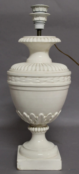 Lampada in maiolica bianca, marcata Tupini, H 38 cm, piccoli difetti.
