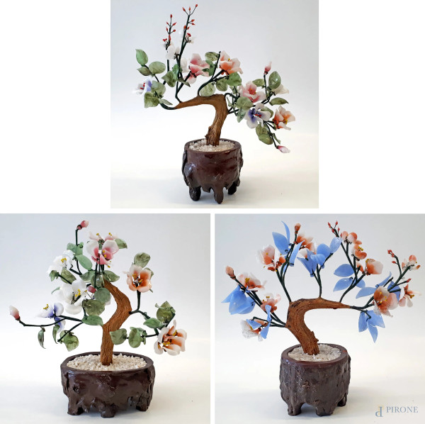 Lotto composto da tre bonsai vintage realizzati con mix di pietre dure in diverse tonalità di colore, altezza cm 35 circa ciascuno, Cina popolare XX sec.