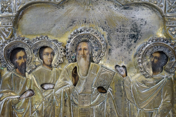 Icona russa raffigurante quattro Santi con riza in metallo argentato cesellato e sbalzato, XIX se...