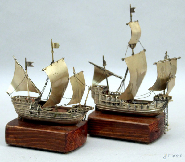 Lotto di due modellini di caravelle in argento, basi in legno, h cm 15.