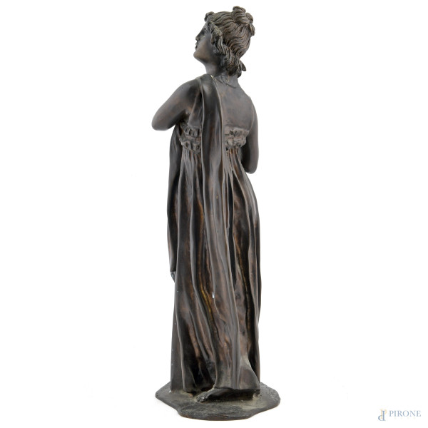 Vestale, XX secolo, scultura in bronzo, altezza cm 43, (segni di usura, mancanze)