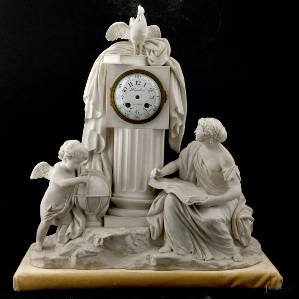 Gruppo allegorico in biscuit con quadrante circolare smaltato con numeri arabi Planchon à Paris, XX secolo, cm 44x40,5x21 (assenza di meccanismo)