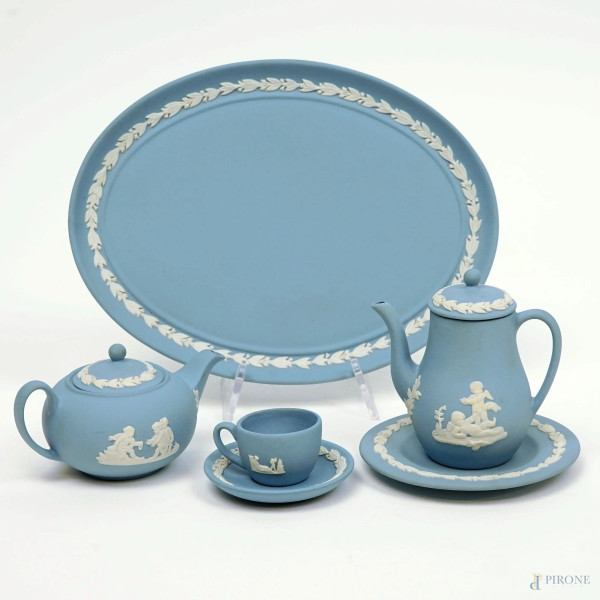 Servizio in miniatura in porcellana Wedgwood, seconda metà XX secolo, color carta da zucchero con decori a rilievo raffiguranti puttini, misure max cm 17x13, entro scatola.