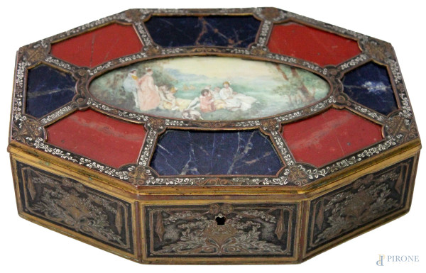 Cofanetto in rame cesellato ed argentato a soggetto di festoni con placche in marmo e medaglione centrale dipinto raffigurante paesaggio con figure, XIX sec, h. 6x20x12,5 cm
