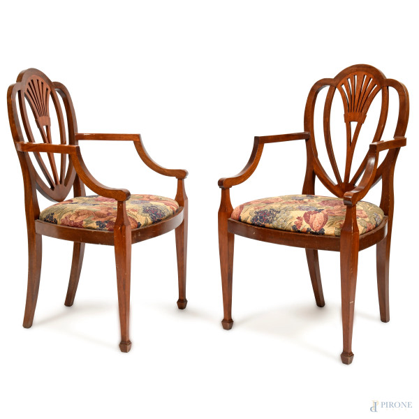 Poltroncine in noce in stile Liberty con seduta e schienale imbottiti e rivestiti in tessuto a decoro floreale, XX secolo, cm 95x55x49, Segni di usura, graffi)