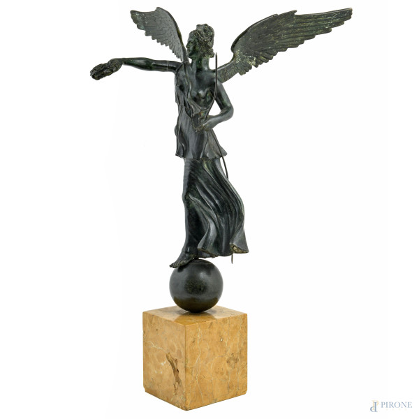 Vittoria alata, XX secolo, scultura in bronzo su base in marmo giallo, altezza complessiva cm 64,...