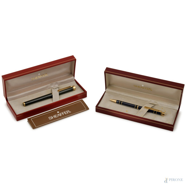 Specchiera con cornice in legno intagliato e dorato, inizio XX secolo, cm 67x47, (difetti)