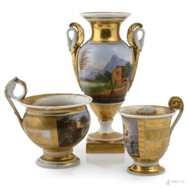 Lotto composto da vaso  biansato e due vasetti monoansati Napoleone III nei toni del bianco e  dell'oro, decorati in policromia con scene di paesaggio e Cupido, altezza massima cm  22, (sbeccature, segni di usura, scoloriture)