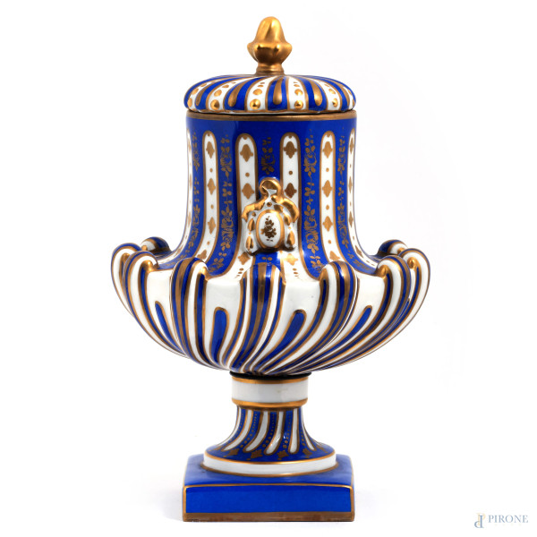 Potiche in porcellana francese bianca, blu e oro, XX secolo, altezza cm 32, (segni di usura)