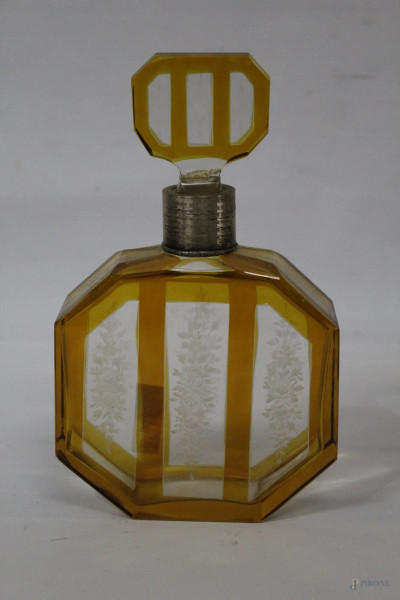 Bottiglia in cristallo colorato con finiture in argento, H 23 cm.