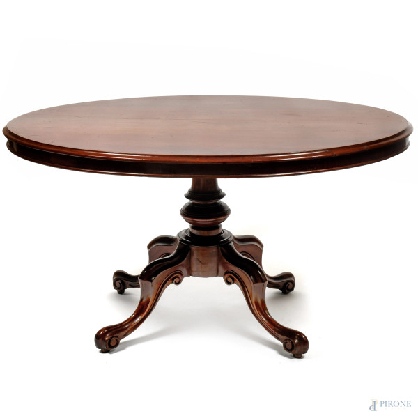 Tavolo ovale in mogano con piano poggiante su fusto terminante in 4 gambe mosse a ricciolo, XX secolo, cm 75x131x96, (difetti)