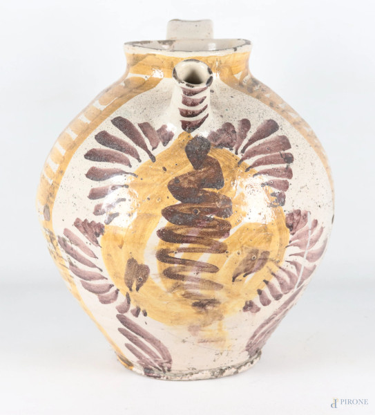 Brocca in maiolica decorata a motivi vegetali e fitomorfi nei toni del giallo e del manganese, XX secolo, altezza cm 35. (segni di usura, cadute di smalto, sbeccature,  rotture, restauri, difetti di cottura, difetti)