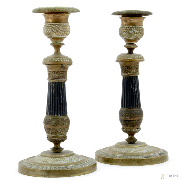 Coppia di candelieri in bronzo, XIX secolo, altezza cm 19,5