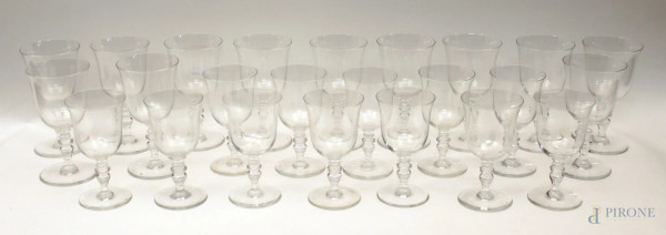 Lotto di dodici bicchieri da vino e dodici da acqua in vetro baccarat, h. max 16 cm.