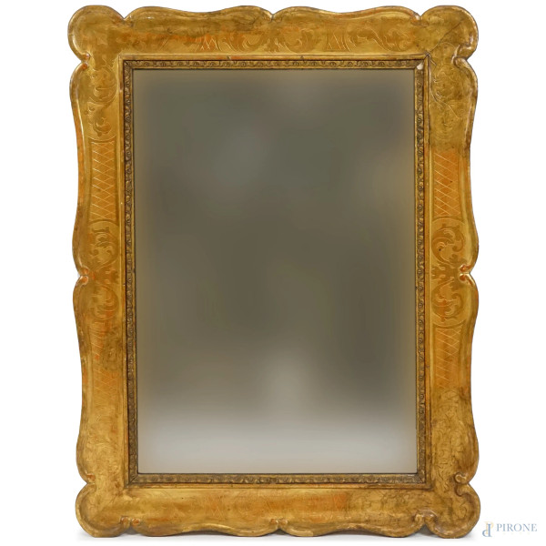Specchiera con cornice in legno dorato ed inciso, XIX secolo, cm 81,5x61,5, (difetti)