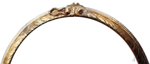 Bracciale rigido in oro giallo e bianco 8 kt con decori incisi, cm 5,3x4,5, peso gr. 6,1, (difett...