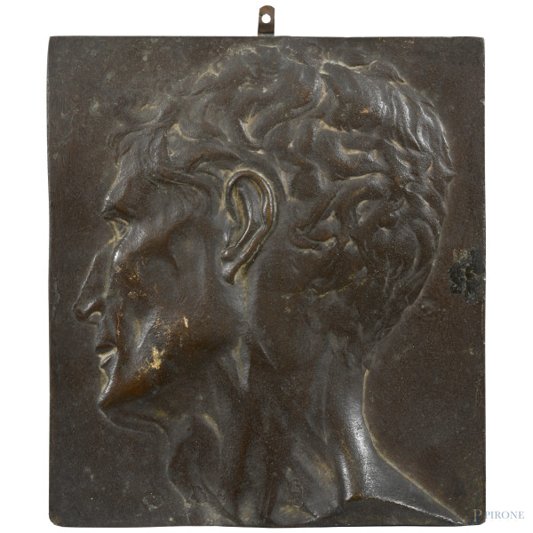 Profilo virile, inizio XX secolo, placca in bronzo, cm 22x19,5, (segni di usura)