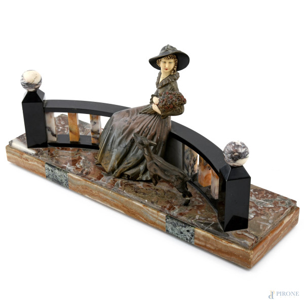 Elemento decorativo da tavolo in marmo e materiali vari raffigurante gentildonna su una balconata...