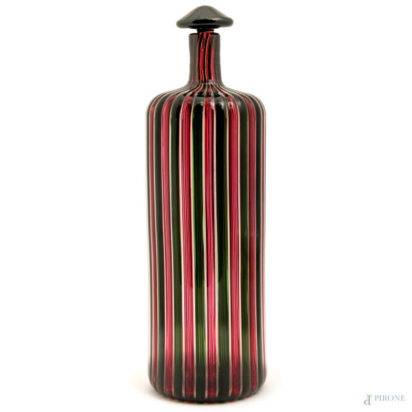 Bottiglia in vetro di Murano della serie "Morandiana" di Venini a canne nei toni del viola e del verde, firmato e datato a graffio sotto la base "Venini Italia 85", altezza cm 31 (difetti)