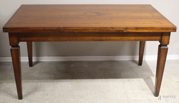 Tavolo di linea rettangolare in noce con filetti in ebano e bosso, lung. 160x90 cm, con prolunghe lung. 2,60x90 cm
