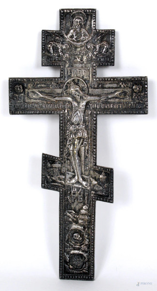 Antica croce ortodossa in metallo inciso e argentato, altezza cm. 26,5
