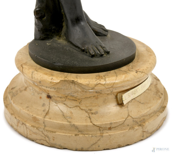 Scultura in bronzo patinato raffigurante nudo di donna su base in marmo, inizi del XX secolo, cm ...