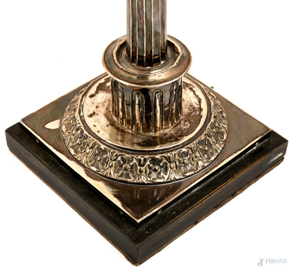 Lucerna in argento a quattro fuochi montata a lampada a foggia di colonna scanalata sormontata da...