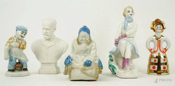 Lotto di cinque piccole sculture in porcellana policroma, alt. max cm 16, marchi diversi, XX secolo.