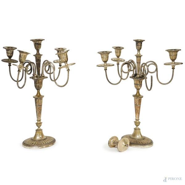 Coppia di candelabri a 5 fuochi in argento cesellato e sbalzato, XX secolo, peso lordo gr. 2690, altezza cm 45 (difetti)