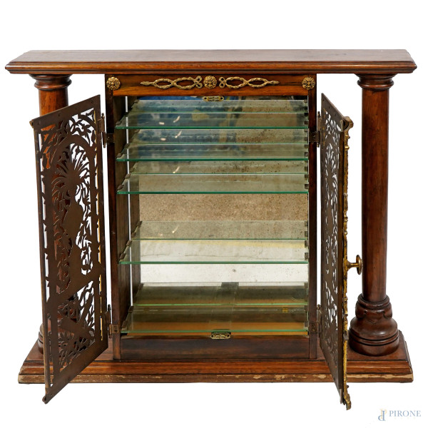 Mobile da muro a balaustra in legno, composto da due colonne tornite che sorreggono piano lineare...