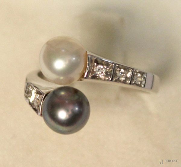Anello in oro bianco 750 contrari&#232; con perle d&#39;acqua dolce e sei brillantini, gr. 5,4.