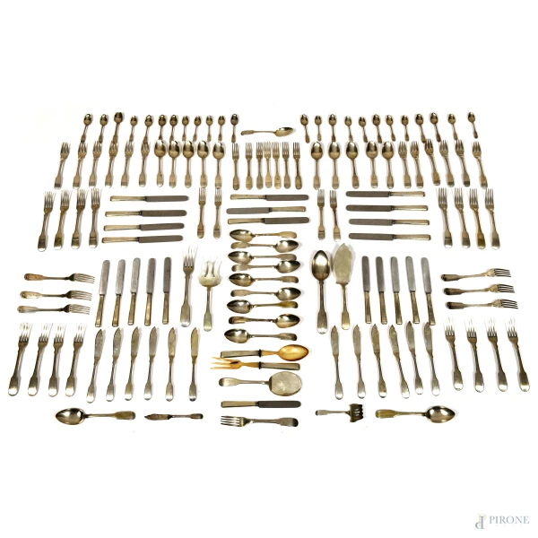 Servizio di posate incompleto in argento 800/000, peso al netto dei coltelli e delle posate da insalata gr 6800, (incompleto)
