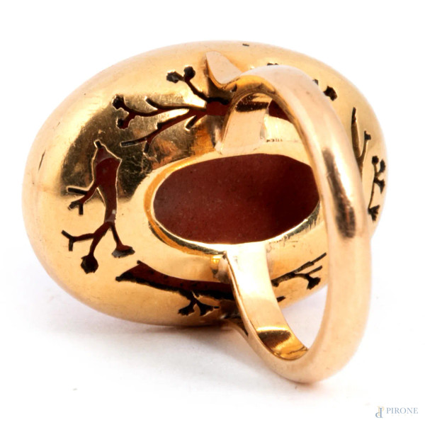 Parure in oro 18 kt e corallo composta da collana, orecchini pendenti, orecchini con clip e un an...