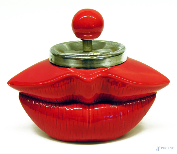 Posacenere vintage in porcellana e metallo, modello Pop a forma di labbra, produzione anni 50, cm 20x12x17h
