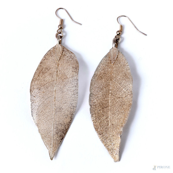 Coppia di orecchini in metallo argentato a foggia di foglia, cm 8, (segni di usura, mancanze)