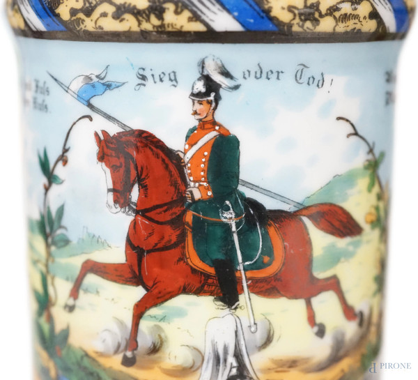 12 boccali da birra con decorazioni a stampa policroma di soggetto militare, co coperchi in metal...