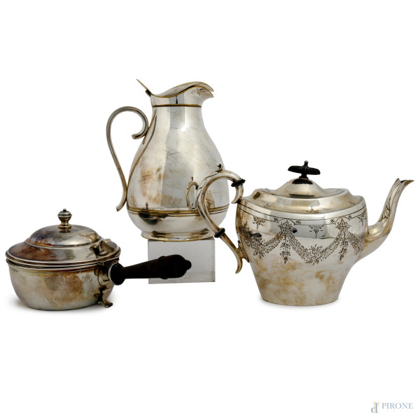 Lotto composto da un termos in metallo argentato, una teiera  Electro Plated Britannia Metal e un tegamino in argento 800/000 con manico in legno. Peso lordo tegamino gr 320, misura massima cm 16,5x25,5x11,5,