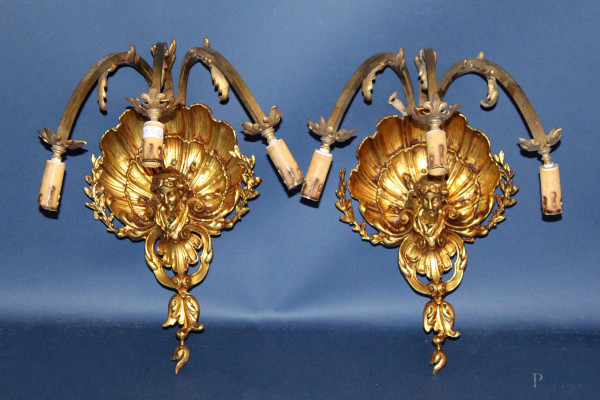 Coppia di appliques a forma di conchiglia con testa di fanciulla a rilievo in bronzo cesellato e dorato a tre luci, XIX sec.